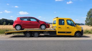 Małe auto na lawecie – awaryjne otwieranie aut w Gnieźnie