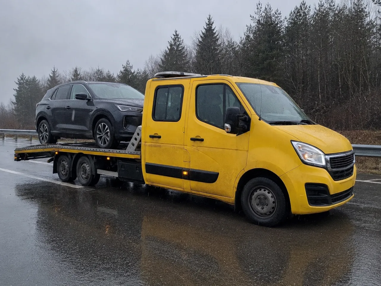 Holowanie SUV-a na lawecie w deszczu – HANU-HOL Pomoc Drogowa Gniezno