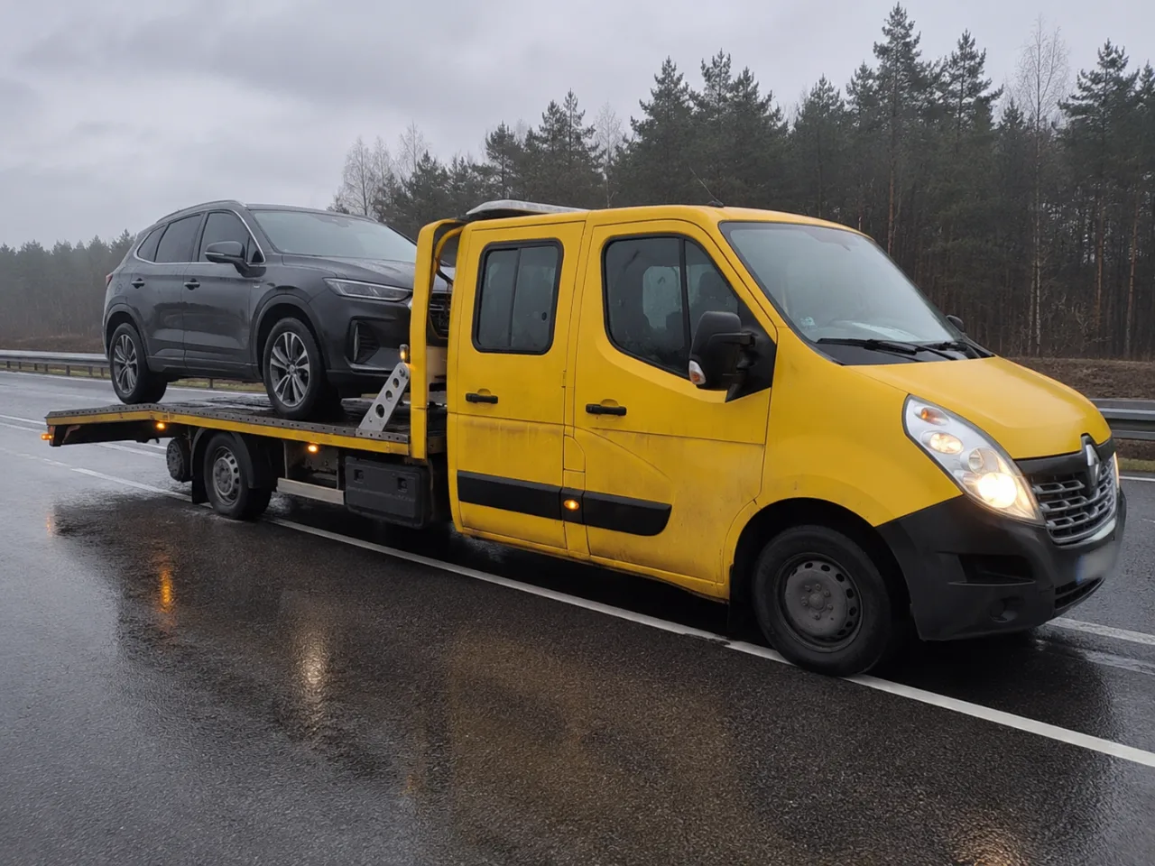 Holowanie czarnego SUV-a na lawecie – Gniezno