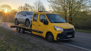 Laweta z SUV-em na platformie o wschodzie słońca – Gniezno