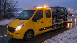 SUV na lawecie nocą – pomoc drogowa Gniezno