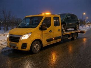 Pomoc drogowa po wypadku nocą – SUV na lawecie – Gniezno