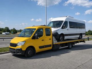 Transport busa osobowego na lawecie – Gniezno