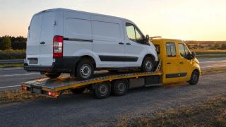 Transport busa o zachodzie słońca – trasa S5 przy Gnieźnie
