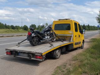 Załadunek motocykla przy drodze – Gniezno